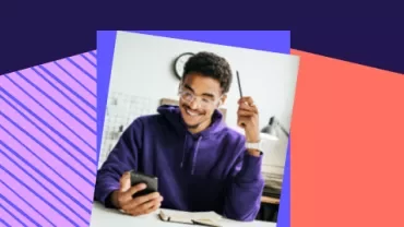 Jeune homme sur son téléphone