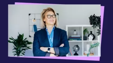 Femme en réflexion devant son bureau