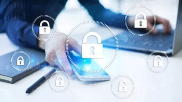 Icônes de verrouillage sur image de smartphone et ordinateur portable.