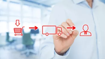 Personne dessinant un processus logistique sur un écran transparent.