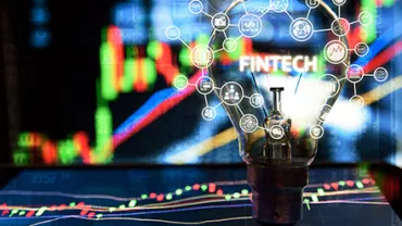 Ampoule avec icônes Fintech, graphiques en arrière-plan.