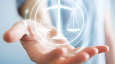 Une main tendue avec une balance holographique flottante.
