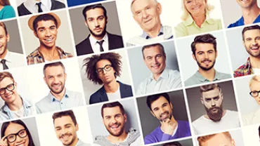 Une mosaïque de visages souriants de différentes personnes.