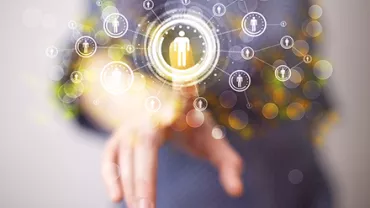 Personne touchant un hologramme avec des symboles de réseau autour.