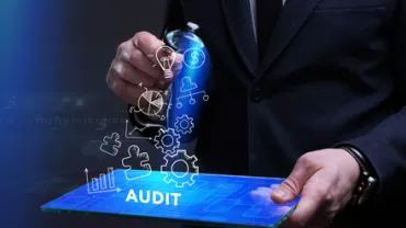 Personne utilisant une tablette avec des icônes d'audit.