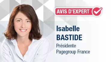 Portrait d'une personne souriante sur fond géométrique.