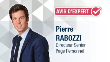 Homme en costume souriant avec une étiquette 'Avis d'Expert'.