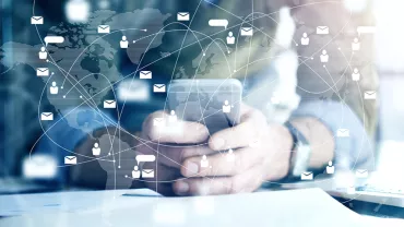 Personne utilisant un téléphone portable, icônes d'e-mail autour.