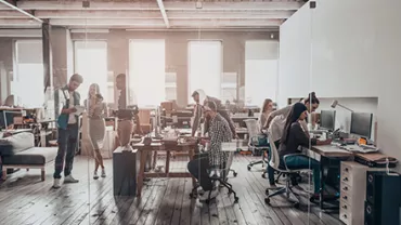 Des personnes travaillant dans un espace de bureau ouvert.
