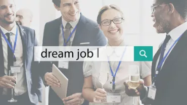 Personnes discutant à un événement professionnel, recherche d'emploi de rêve.