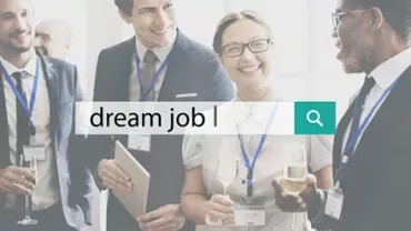 Personnes discutant à un événement professionnel, recherche d'emploi de rêve.