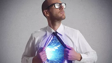 Personne ouvrant sa chemise pour révéler une lumière bleue.
