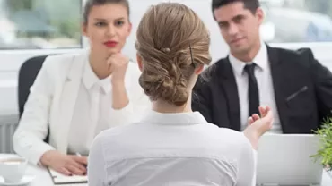 Personne en entretien avec deux recruteurs.