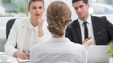 Personne en entretien avec deux recruteurs.