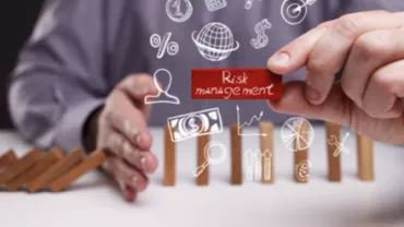 Illustration de gestion des risques avec dominos et icônes économiques.