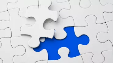Pièce de puzzle blanche manquante sur fond bleu.