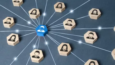 Diagramme de réseau connecté avec des figurines en bois.