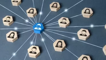 Diagramme de réseau connecté avec des figurines en bois.
