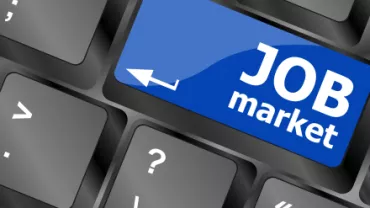 Clavier avec touche bleue indiquant 'Job market'.