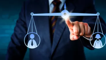 Personne touchant une balance numérique représentant l'égalité.