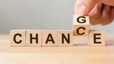 Des cubes en bois épelant le mot 'CHANGE'.