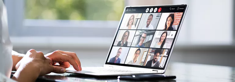 Personne utilise un ordinateur portable avec un appel vidéo.
