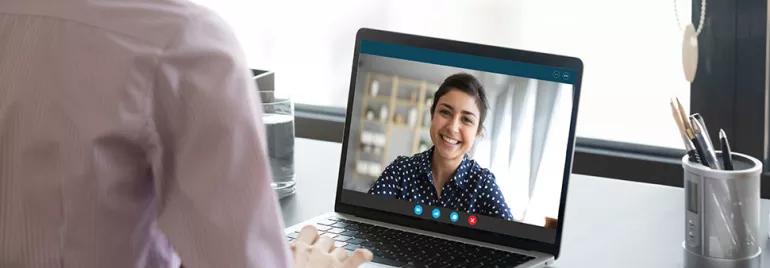 Personne en appel vidéo sur un ordinateur portable.