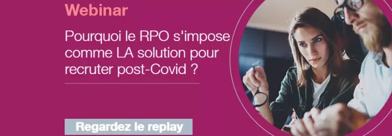 Personnes regardant un écran lors d'un webinar sur le recrutement.