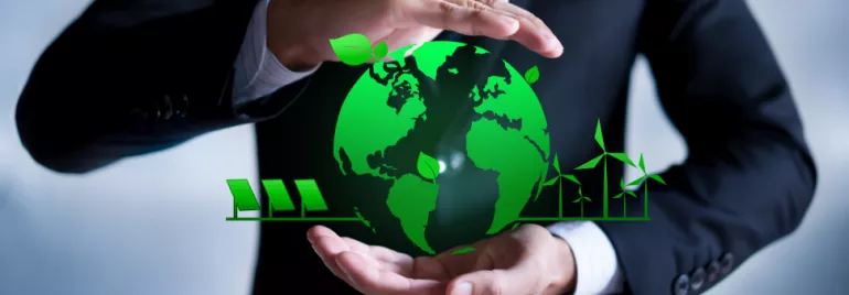Mains entourant un globe vert avec des icônes écologiques.