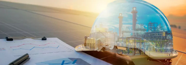 Casque superposé à une image d'usine industrielle avec des graphiques sur une table.