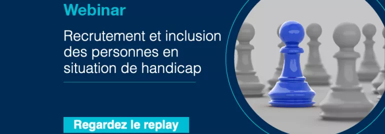 Webinar sur le recrutement et inclusion, texte en bleu avec une pièce d'échecs bleue au premier plan.