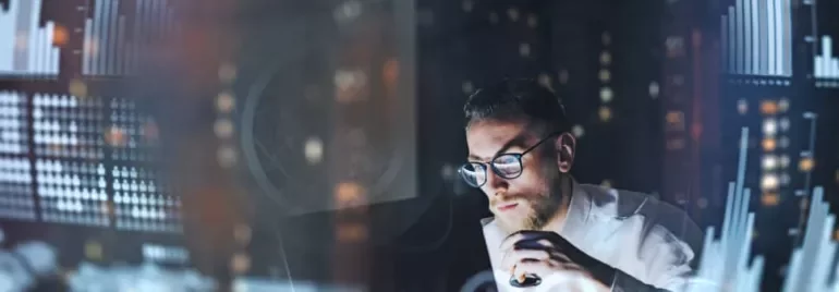 Personne travaillant sur un ordinateur avec des graphiques de données.