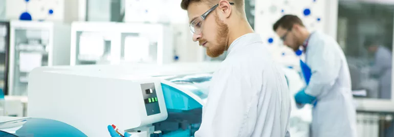 Scientifiques travaillant dans un laboratoire avec des équipements de haute technologie.