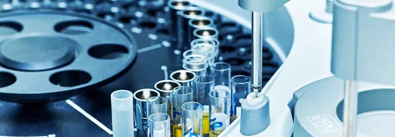 Échantillons dans un analyseur de laboratoire.