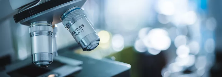 Gros plan sur les objectifs d'un microscope.