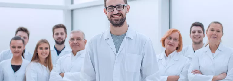 Équipe de chercheurs en laboratoire portant des blouses blanches.