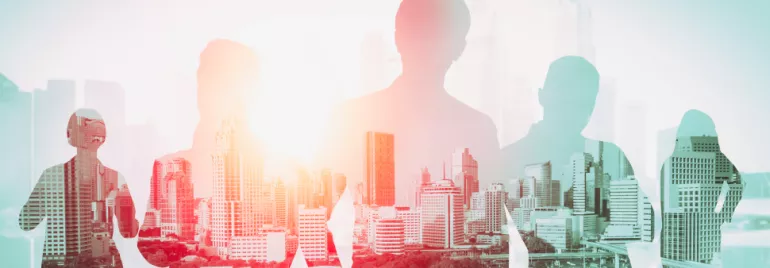 Silhouettes superposées sur des bâtiments urbains au lever du soleil.