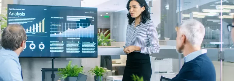 Présentation de graphiques financiers dans une salle de réunion moderne.