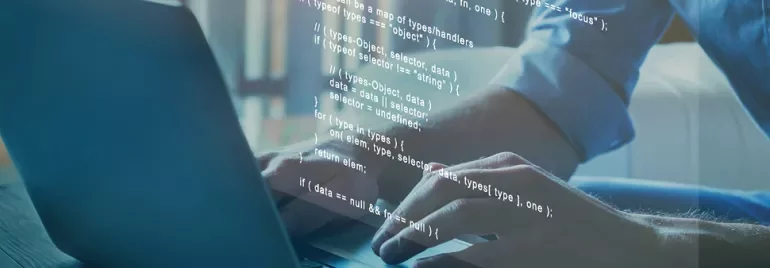 Une personne tape du code sur un ordinateur portable.