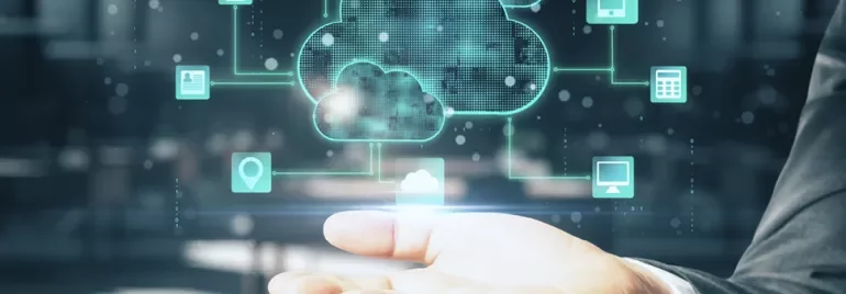 Main tenant une illustration de cloud computing avec icônes connectées.