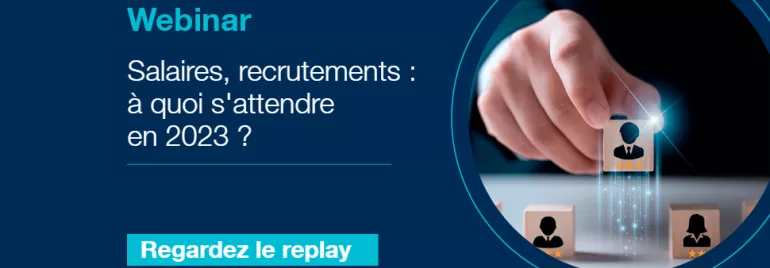 Webinar sur les salaires et recrutements 2023, main tenant un cube.