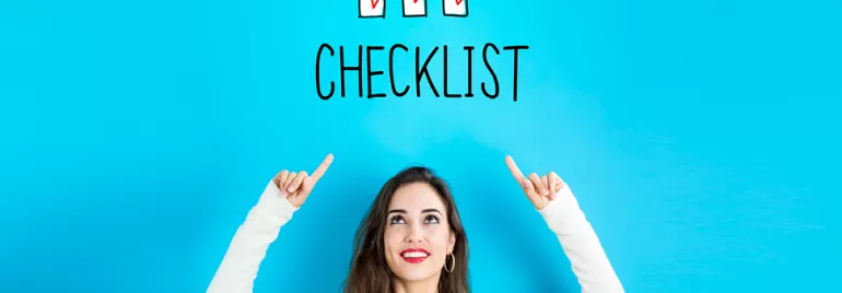 Personne pointant vers une checklist sur fond bleu.