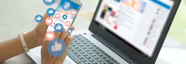 Personne utilisant un smartphone avec des icônes de réseaux sociaux