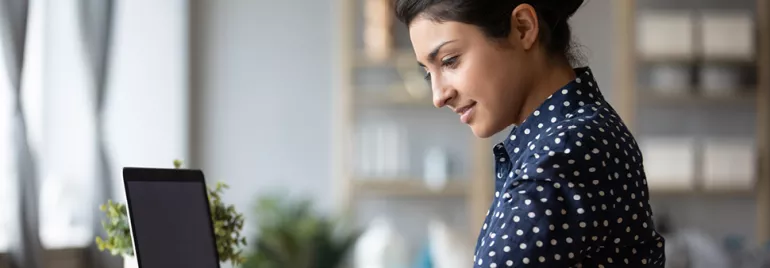 Personne travaillant sur un ordinateur portable dans un intérieur moderne.