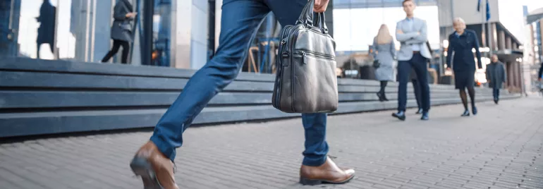 Personne marchant avec un sac à main dans la rue.