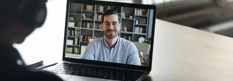 Personne en conversation vidéo sur un ordinateur portable.