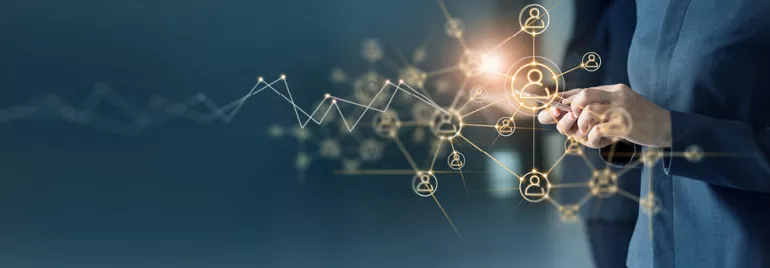 Personne utilisant un smartphone avec des icônes de connexion en réseau.