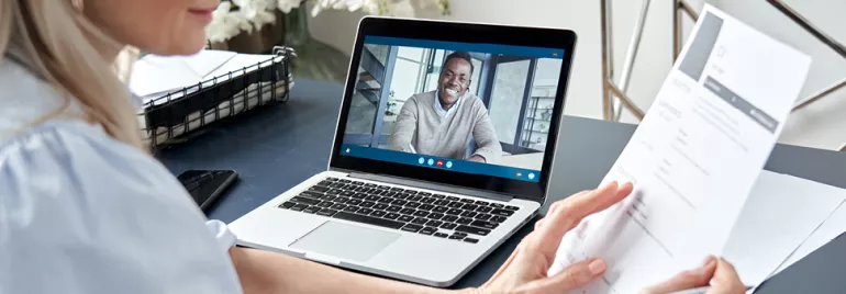 Personne participant à un entretien vidéo sur un ordinateur portable.