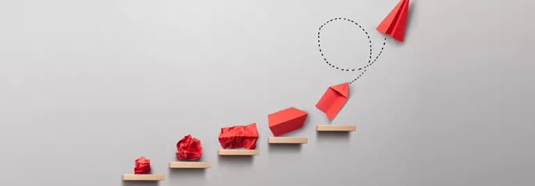 Progression d'objets en papier rouge sur des marches.