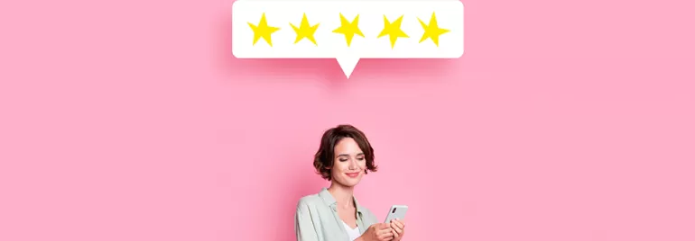 Personne lisant un message de cinq étoiles sur un téléphone.